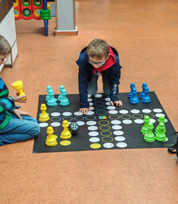 XXL Spielmatte „Rausschmeißer“ – Ludo im Großformat (110 x 110 cm)